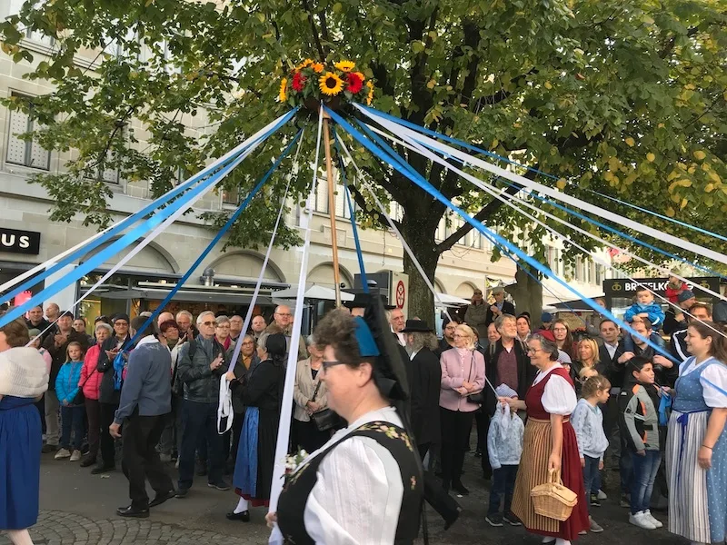 Ein weiteres Mal muss St. Gallen auf den Olma-Umzug verzichten. Der letze fand 2019 statt, Gast war die Schweizer Volkskultur. Aus dem Bild sieht man die Zürcher Trachtenvereinigung mit Maibaum. (Bild Alexandra Stückelberger)
