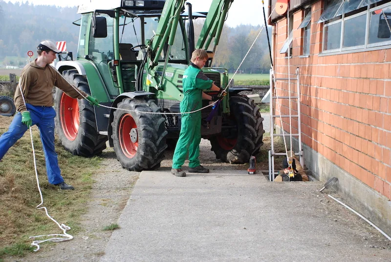 477692c650dcd09754690a28ac38656d96ae3185 Wird die Grube mit einem Gebläse oder Ventilator gründlich durchlüftet, kann der Landwirt, gesichert durch mindestens zwei Personen, einsteigen. Ein Auffanggurt, Umlenkung und Übersetzung des Sicherungsseils sind zwingend nötig. (Bild BUL)