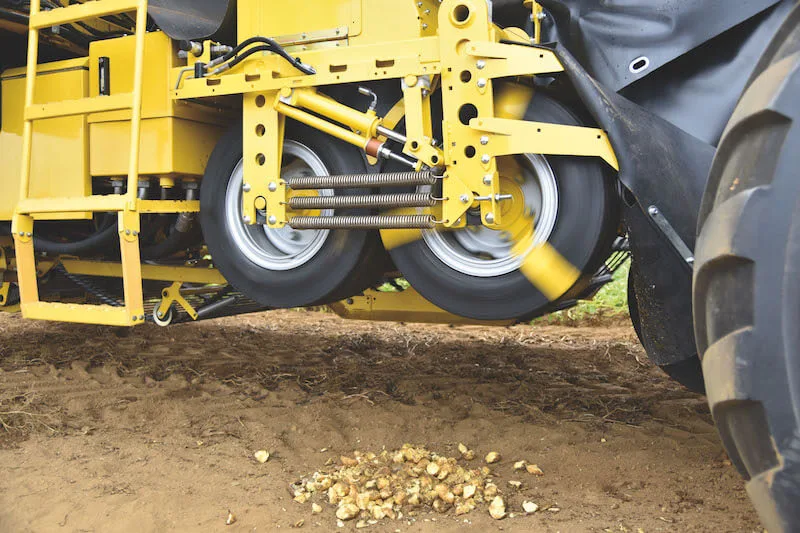 Die neue Kartoffelquetsche im Einsatz. Für das Bild wurde die Schutzplatte entfernt. (Bild zVg)