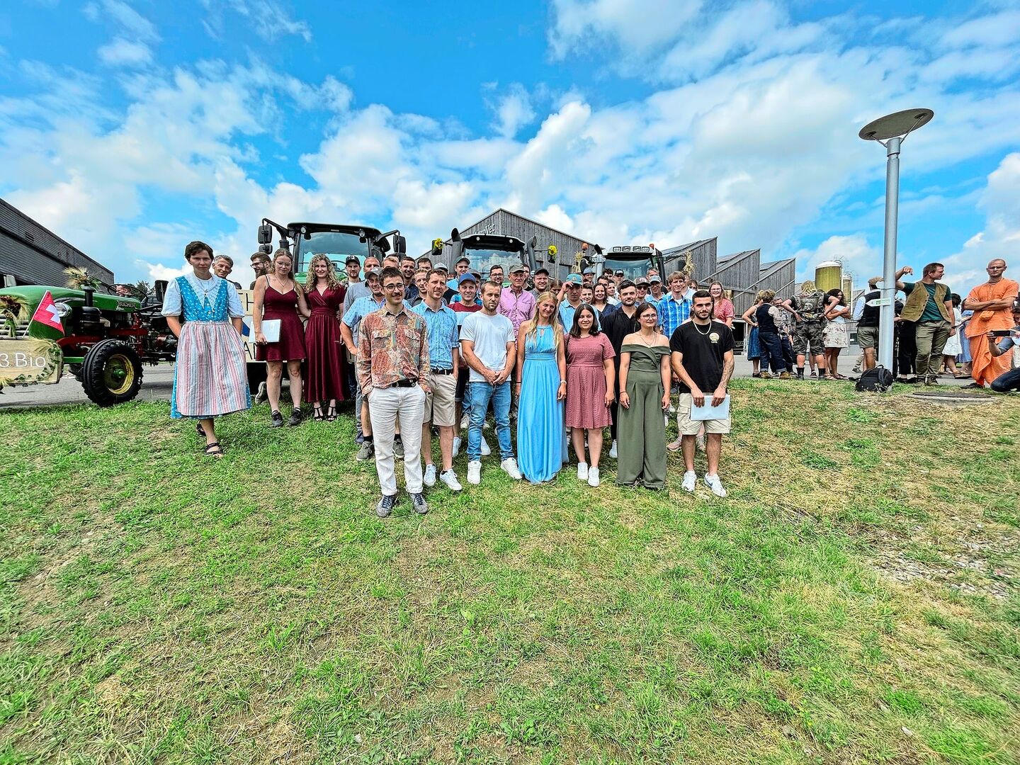Die weitaus grösste Gruppe waren die frisch gekürten Landwirte EFZ mit Zweitausbildung. In der ersten Reihe (Mitte) Naomi Volkart mit Ballkleid, die mit ihrem Pferd die Traktorparade anführte.