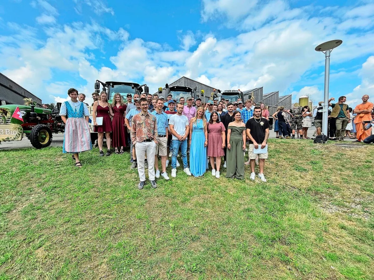 ead86483f181075f1515c116e927e5e89ef7b4d0114d1027999b6fe242b058aa Die weitaus grösste Gruppe waren die frisch gekürten Landwirte EFZ mit Zweitausbildung. In der ersten Reihe (Mitte) Naomi Volkart mit Ballkleid, die mit ihrem Pferd die Traktorparade anführte.