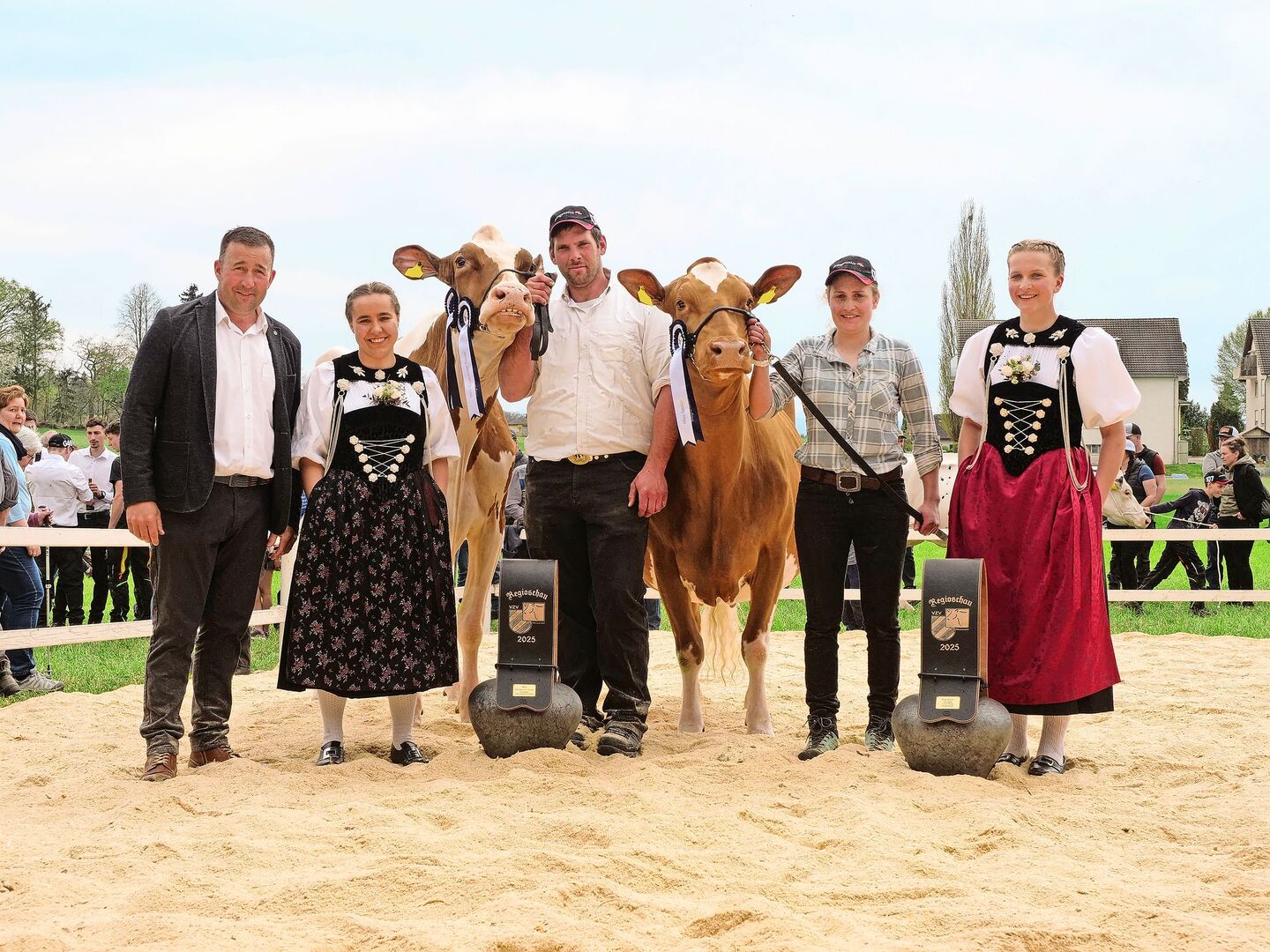 Die Siegerinnen unter den Seniorkühen: Der Miss-Titel ging an Hinterfluh’s Odyssey Somalia (r.) von Florian Jakob, Miss Schöneuter wurde Wingeiers Echo Loriana von Hansueli Wingeier.
