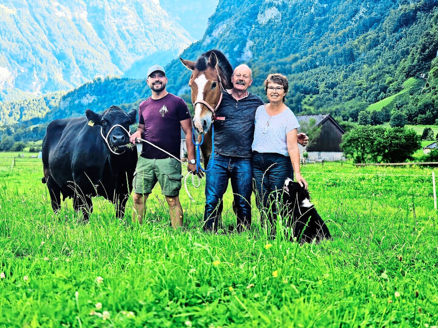 Reto Kubli mit seinen Eltern Mathias und Vreni Kubli (v. l. n. r.). Seit vier Generationen bewirtschaftet die Familie den Betrieb. Zentrale Standbeine sind die Fleischproduktion sowie die Haltung von Pensionspferden.