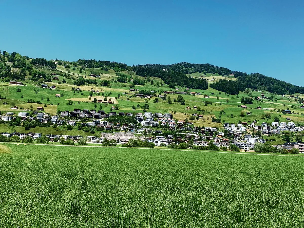89b35ad7ce6d74b5a561aa0eace18f817b39dc29 Blick an den unten dicht überbauten Bürgenberg bei Ennetbürgen. Wenn die Bauern oben in der Landwirtschaftszone ihre Scheunen erweitern oder neu bauen wollen, macht der Landschaftsschutzverband vermehrt Einsprachen. (Bild Josef Scherer)