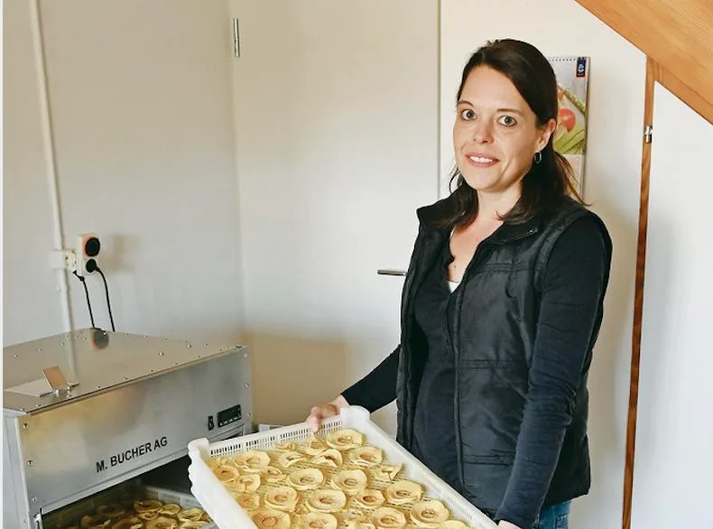 Mit ihren beiden Trocknungsapparaten stösst Karin Hunziker an die Kapazitätsgrenzen. Ein Grösserer ist daher das Ziel. (Bild aw)