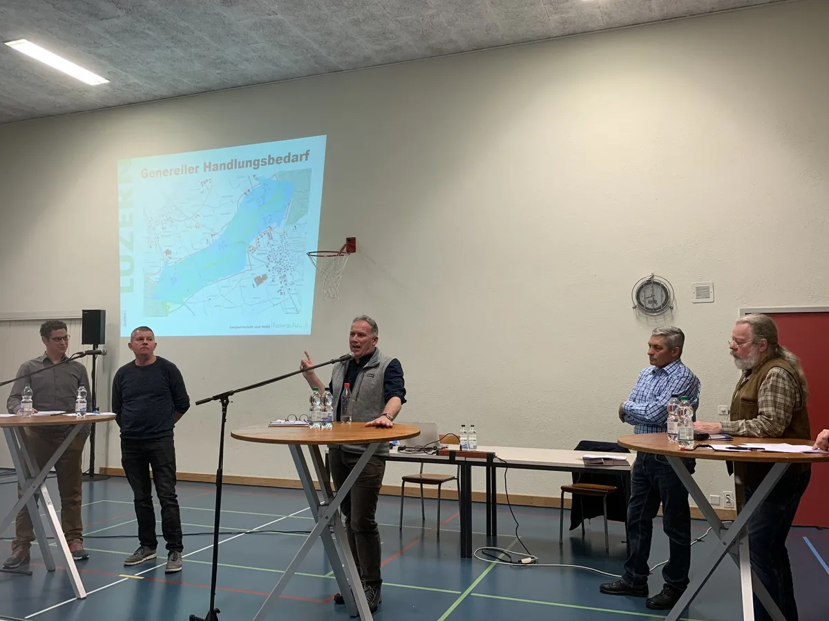 f9a9f96ca2df5bc076e39230a60b4c94b10d7868 Diskussion mit Landwirten (l), Gemeindepräsident und Vertreter der Jagd (r.). Mitte: Peter Ulmann vom Lawa. (Bilder js)