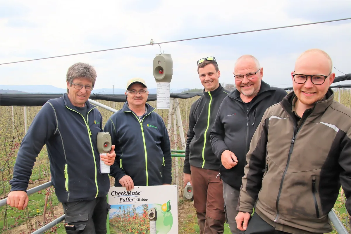 78a2080d0ce92465e253b3cad91ab60effee2b65 Das Montageteam Jakob Wildisen (l.), André Rohrbach und Manuel Estermann zusammen mit Peter und Erik Eichenberger. In der Mitte ein montierter CheckMate Puffer. (Bilder RoMü)