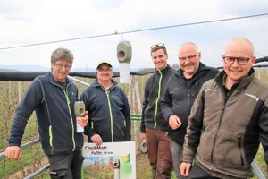Das Montageteam Jakob Wildisen (l.), André Rohrbach und Manuel Estermann zusammen mit Peter und Erik Eichenberger. In der Mitte ein montierter CheckMate Puffer. (Bilder RoMü)