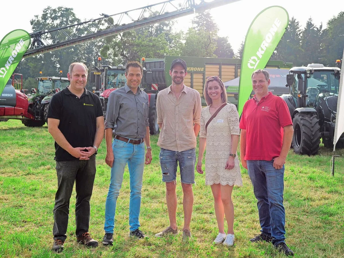 9c05f2d7de86761de3f0fa626f442a447da8d86b1b28d45fd3f2fb32795c799f Agrarinfluencer Jörg Büchi (Mitte) mit Marco Humair, Matthias Anliker, Johanna Gapany, Marcel Bucher (v.l).