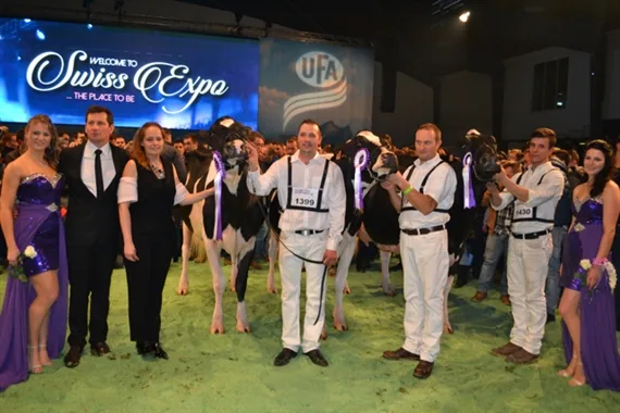 5f23a41272285ddcde13eb2fcbd2636bb2e21485 Die Grossen Sieger (v.r.n.l.): Supreme Champion und Grand Champion bei den Holstein, DH Gold Chip Darling von Roger Frossard und Yves Saucy aus Les Pommerets. Reserve Grand Champion bei den Holstein: Du Bon Vent Inkapi von Alle Beltramino, Bag2, Al Be Ro, Bach und Sarreri aus Italien. Honorable Mention Holstein: Pozosa Goldwyn Sonia, Alle Beltramino, Bag2, Al Be Ro, Bach und Sarreri aus Italien. (Bild Peter Fankhauser)