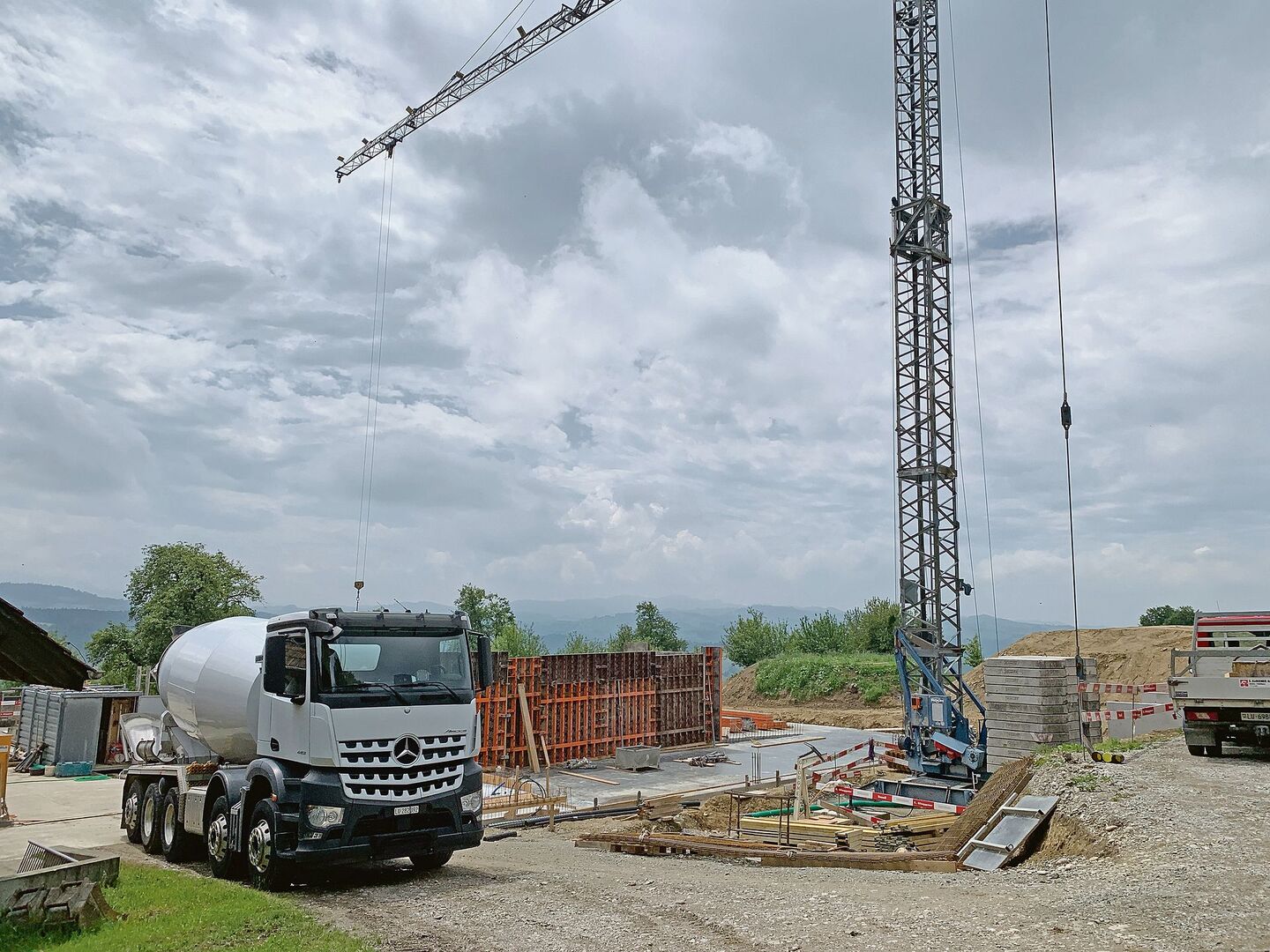 Betonmischer auf einer Baustelle. Beton ist der meistverwendete Baustoff, bei der Herstellung wird viel CO2 ausgestossen. Nun soll es davon eine klimaneutrale Version geben.