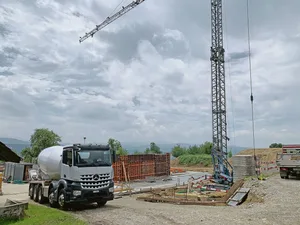 Betonmischer auf einer Baustelle. Beton ist der meistverwendete Baustoff, bei der Herstellung wird viel CO2 ausgestossen. Nun soll es davon eine klimaneutrale Version geben.