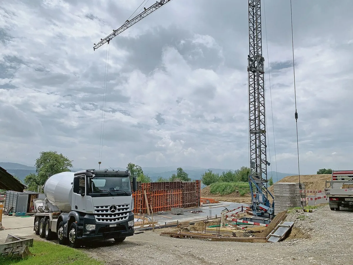 e1e6ae8de9855ab93466ad14f2dd3eb93c3ae1f2275de1810e7cd31cb7edaf27 Betonmischer auf einer Baustelle. Beton ist der meistverwendete Baustoff, bei der Herstellung wird viel CO2 ausgestossen. Nun soll es davon eine klimaneutrale Version geben.