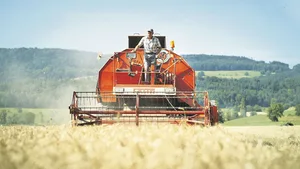 Im Dokumentarfilm von Denner ist Christian Schürch mit seinem Mähdrescher unterwegs. «Diese Maschine bildet nicht unbedingt die Realität auf den Höfen ab», sagt Schürch und lacht dabei. Geliebt habe er aber diese Arbeit.