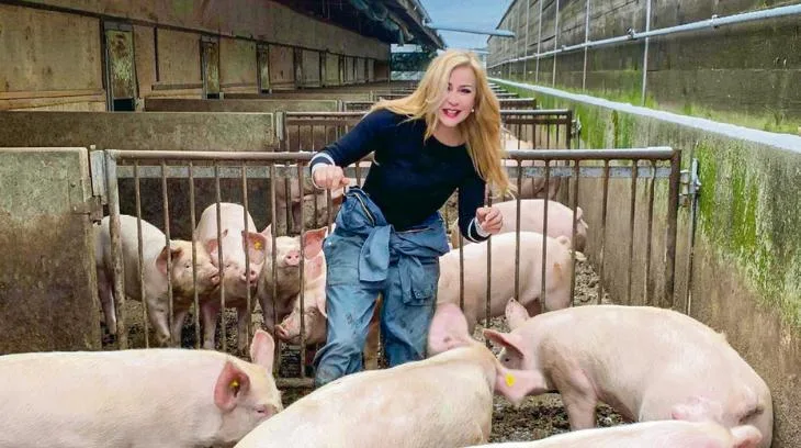 3f0d63461301ba2333bca4316a4a79d36c0fdfdd Derzeit hat sie die Verantwortung über die «Bierschweine»: Marlies Wandeler hat ihren Mann in die Ferien geschickt und leitet gemeinsam mit einem Hilfsarbeiter den Mastbetrieb. (Bild Fabio Giger)