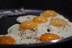 Ob als Spiegelei oder in der Carbonara-Sauce, in selbst zubereiteten Gerichten mögen Schweizerinnen und Schweizer Eier in Bio-Qualität. (Bild sonnenwind70 / Pixabay)