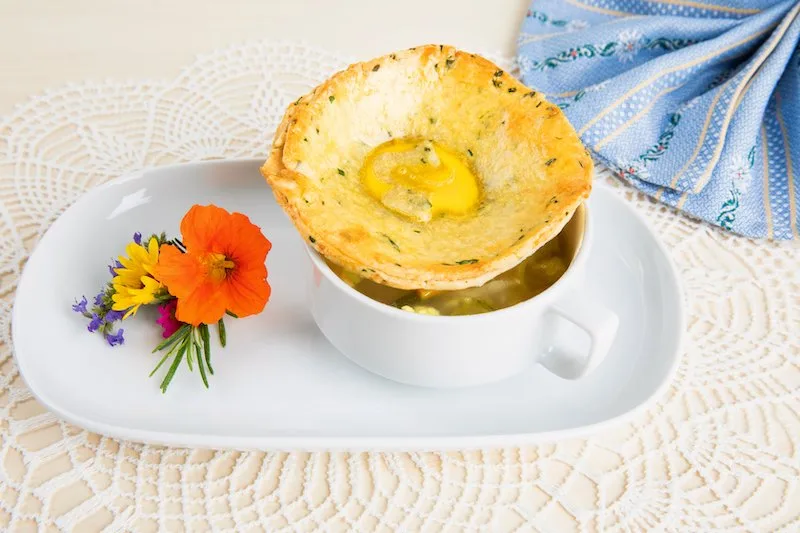9bd5d64108dbc9a8cbd4924f6d24a4ee0b65a7c1 Gedeckte Gemüsesuppe mit Überraschung. (Bild Ueli Christoffel/SRF)
