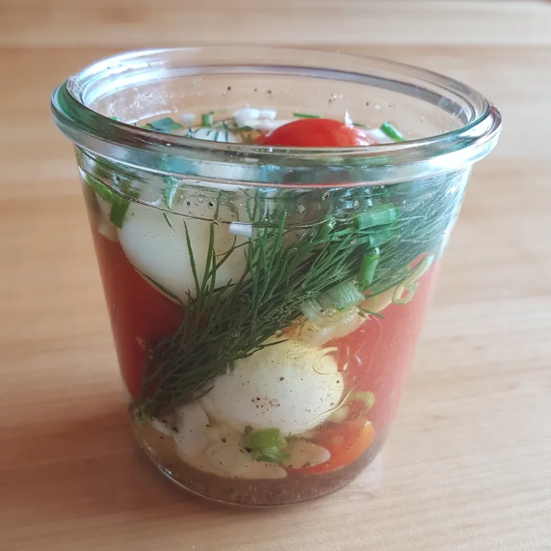 5d099b6db2581315a4fe275201b9467621f69a1c Die Wachteleier in Kräuter-Tomaten-Vinaigrette eignetn sich sehr gut für ein Picknick. Dazu passen Brot und Butter. (Bild mib)
