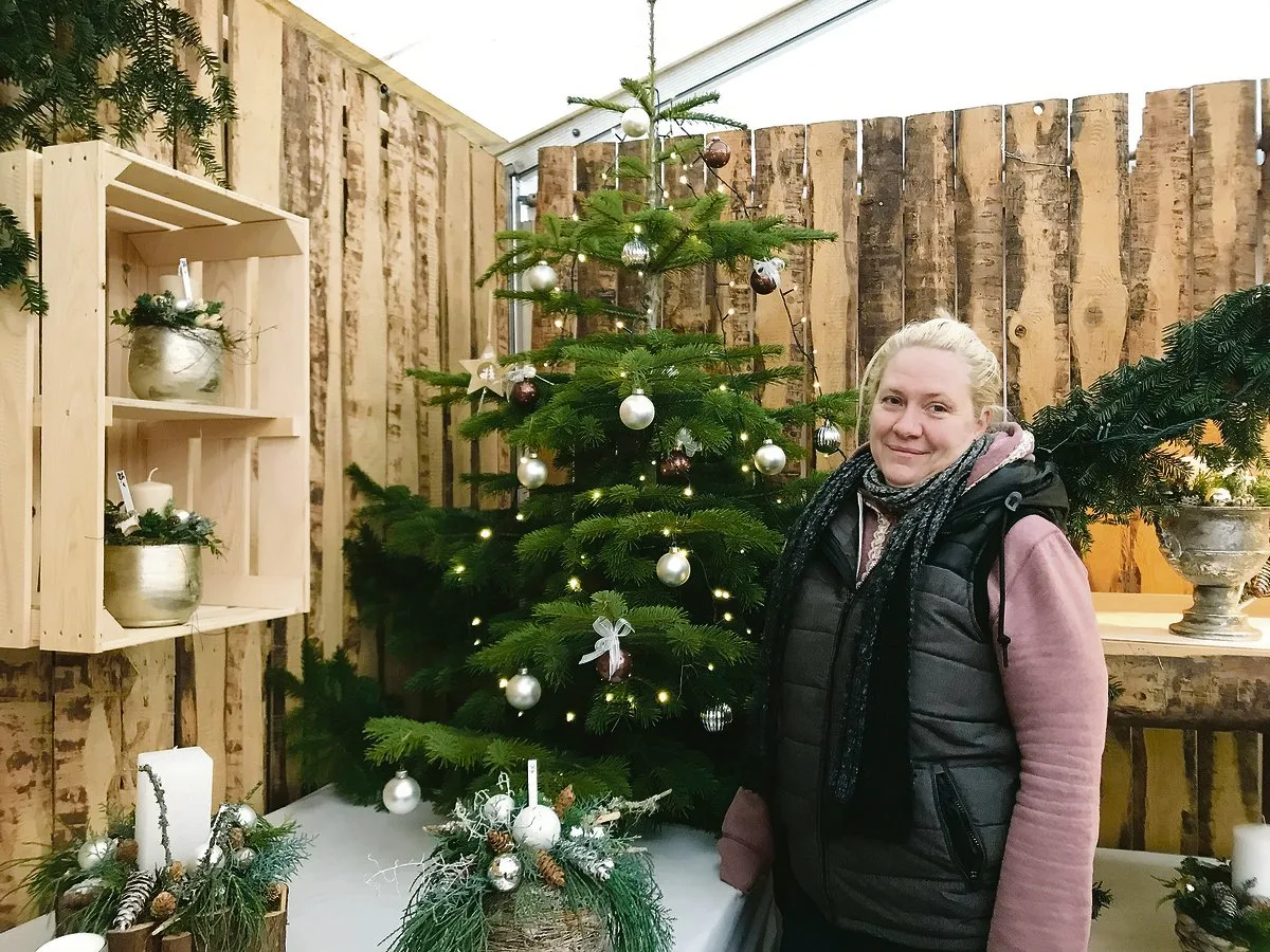 a27f79bc9cc633c997ee4222db61575d01ce30ca Karin Dillier präsentiert mit Stolz ihre eigene Adventsausstellung im Zelt neben dem Hofladen. Es gibt verschiedene Ecken mit unterschiedlichen Farbtönen. (Bilder Franziska Jurt)