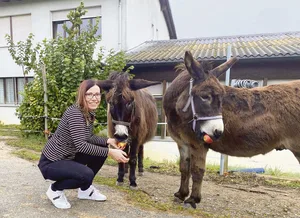 Sandra Stadler mit ihren Eseln Pina und Pedro. Die Familienfrau, Lehrerin und Politikerin freut sich auf die Frauensession. «Das ist eine einmalige Chance.»