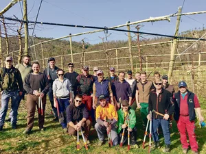 Im Lauf der verschiedenen Jahreszeiten übten die Absolvent(innen) ihr Können auch in der Praxis, auf dem Bild zusammen mit Kursleitern.