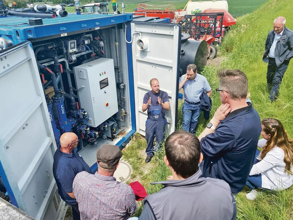 4f8ef6408317ba559f7c39d523b8a3d0f09f758cb94f2c7ed5fba324757aabca Marco Lamprecht erklärt die Flexbio-Biogasanlage zur Weiterverarbeitung von Gülle und Speiseresten.