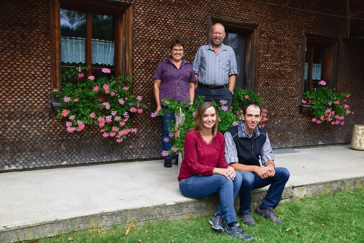 Für die Hirtenfamilie Meister bedeutet die Lüderenalp alles: Fritz und Elisabeth mit Sohn Christian und dessen Frau Sabine Meister. Seit vier Generationen ist die Familie Meister auf der Hinteren Lüderenalp als Hirten angestellt.