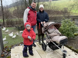 Thomas (36) und Regula (35) Portmann mit ihren beiden Töchtern Ella (3) und Larina (2). Im Hintergrund planschen die Weidegänse im künstlich angelegten Weiher.