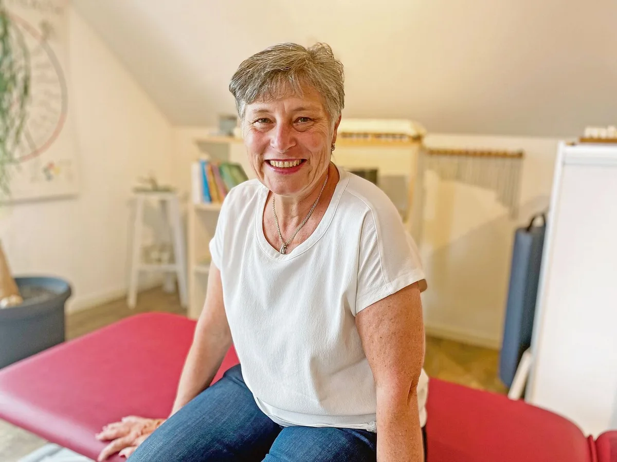 96145623752f9f73fed0d63996b55b33aa4447f348451c85b117c6712b052a48 Priska von Ballmoos in ihrer Kinesiologie-Praxis: Für Gesundheitsfragen interessierte sich die Bäuerin, deren Eltern ein Schuhgeschäft führten, schon von jung auf.