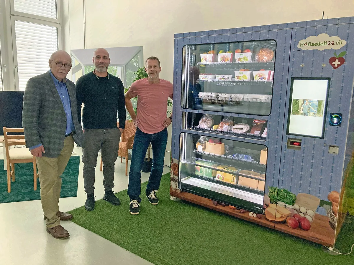 0f057adf5960594939ea44c22ffa0331d1e6a202 Werner Vogt und Giuseppe Milazzo von Cardedge GmbH sowie Marco Calzimiglia vom Zürcher Bauernverband (ZBV) zeigen einen Verkaufsautomaten von Hoflaedeli24.ch. (Bild Alexandra Stückelberger)