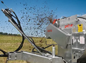Gafner-Streuer gibt es als Aufbaumaschinen und gezogen am Traktor. Die Streutechnik mit dem seitlichen Auswurfrotor ist baugleich.