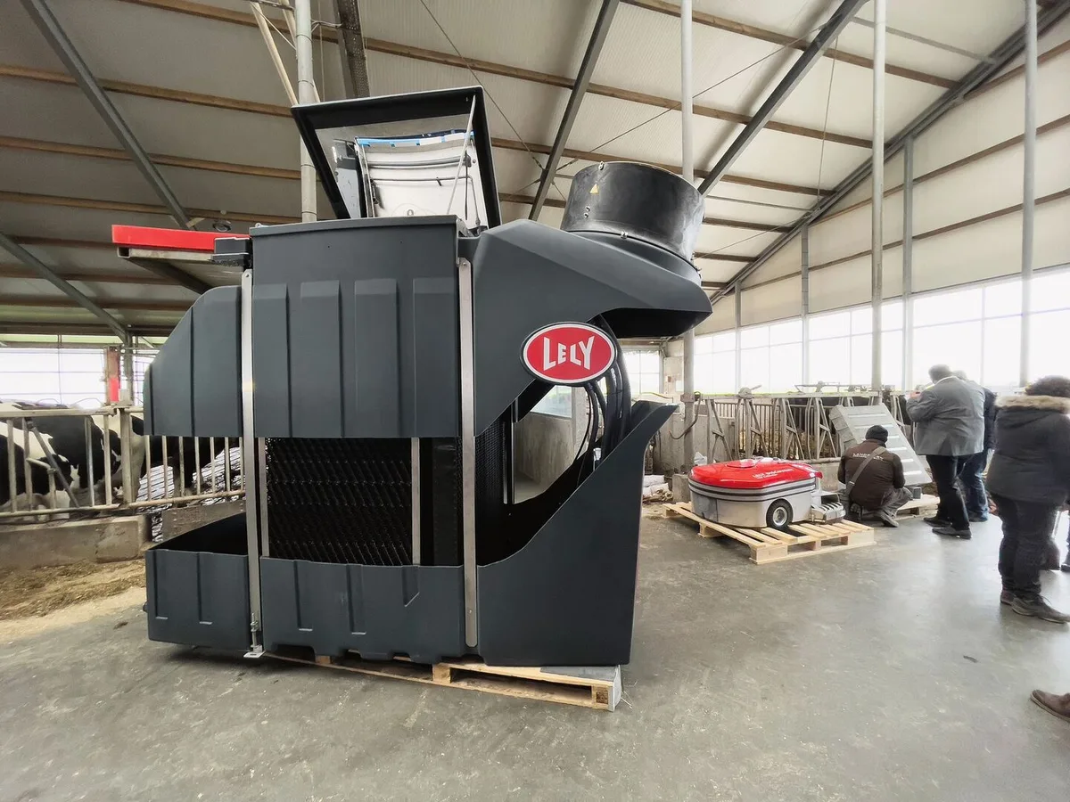 e70da4730b30d2d9505ddb62a8b6d59669076029badcae992d4c4de85700282c Lely Sphere Modul und Entmistungs-Roboter Lely Discovery Collector.