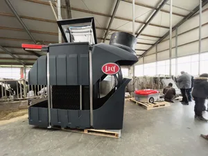 Lely Sphere trennt Kot und Urin und wandelt diese in drei Düngertypen um. Im Bild ein «aufgeschnittenes» Modul, damit die Waben des Stickstoff-Filters zu sehen sind. Dahinter der Entmistungs-Roboter Lely Discovery Collector.