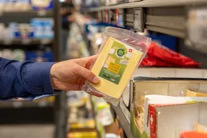 Aldi und Lidl verkaufen verschiedene Schweizer Bio-Produkte, hier z. B. Rahmtilsiter. Im Preismonitoring von FMS wurden Zahlen zu Bio-Emmentaler verglichen: Der Anteil der Produzenten am Ladenpreis lag in den Discountern bei 45 Prozent, während derselbe Wert für Standard-Emmentaler 54 Prozent betrug.