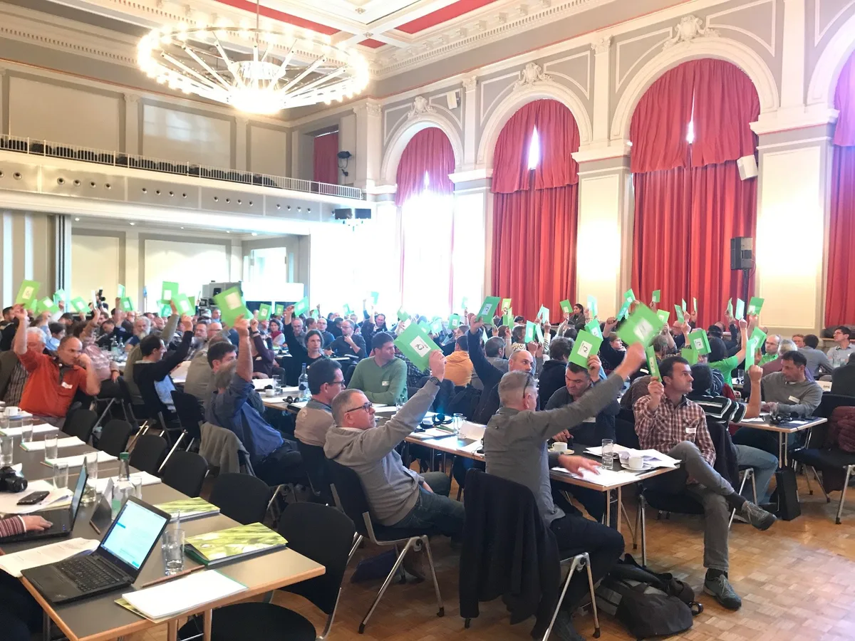 e9bdf54f878705c8bf5a6edefb006d1f9c48a418 Klares Mehr der Bio Suisse-Delegierten für eine Resolution, die Unterstützung für die Pflanzenschutz-Initiativen signalisiert. (Bild akr)