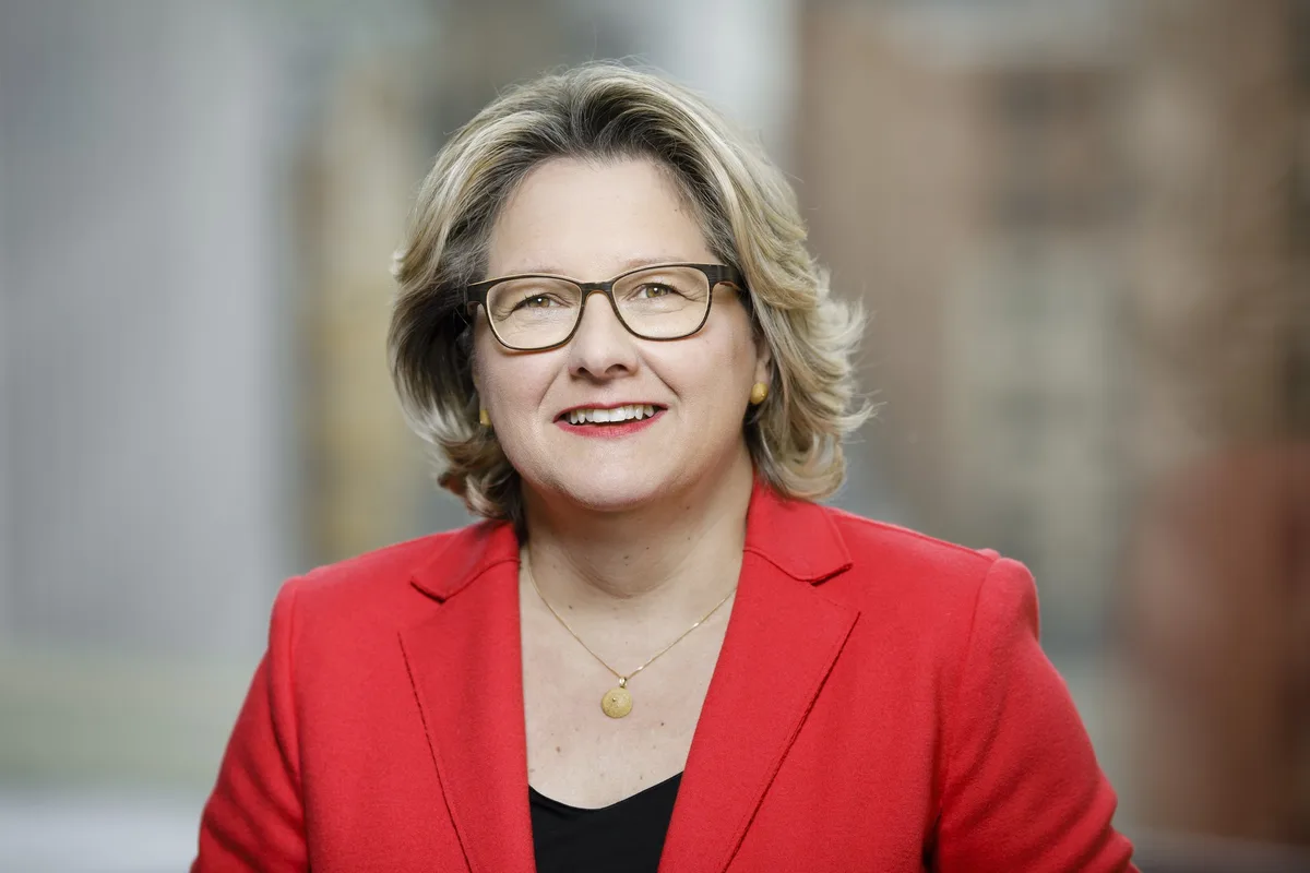 44410cf6af63673787c83f230426f4ee76a9e839 Die deutsche Umweltministerin Svenja Schulze ist gegen das Mercosur-Abkommen, weil Verstösse gegen die Umweltregeln nicht so streng sanktioniert werden wie Verstösse gegen die Handelsregeln. (Bild bmu.de)