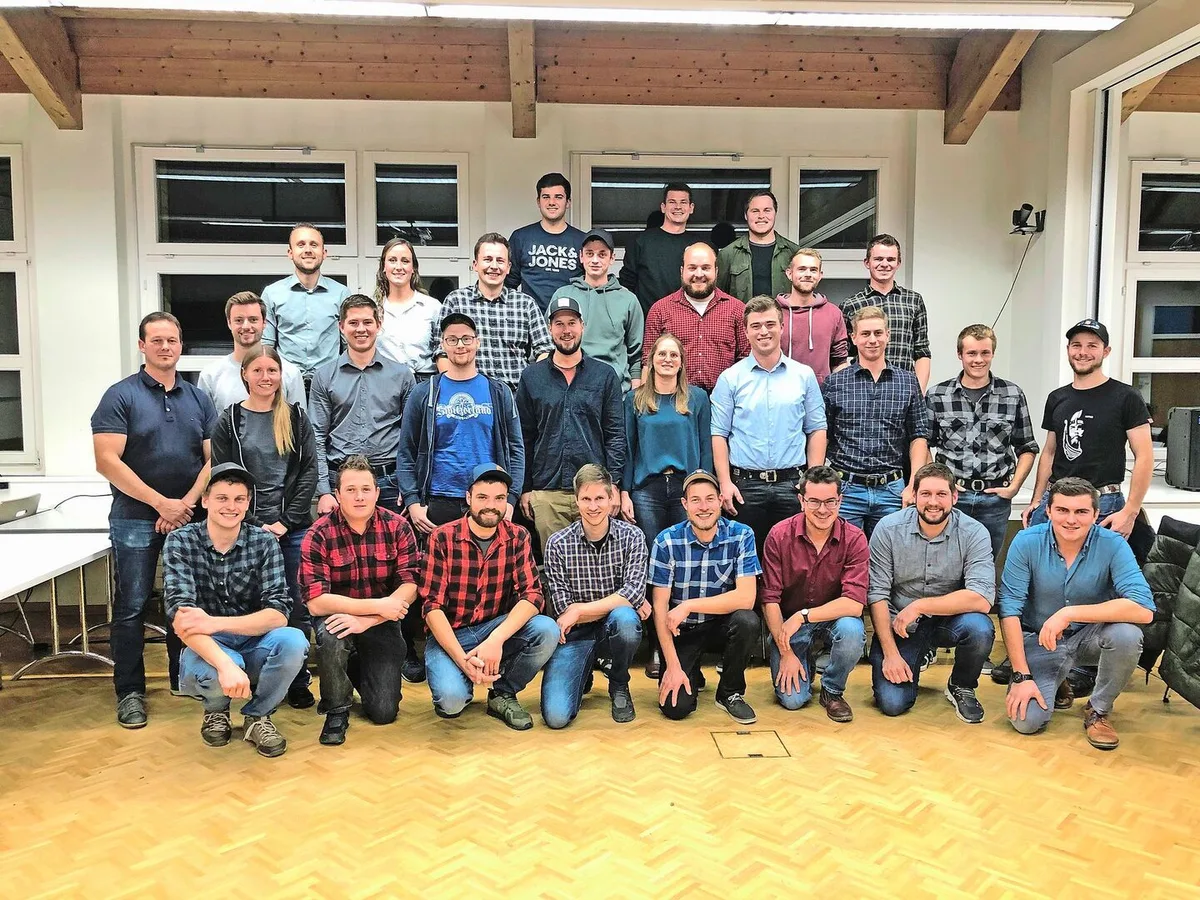Die Absolvent(innen) der BLS1 am LBBZ Schluechthof.