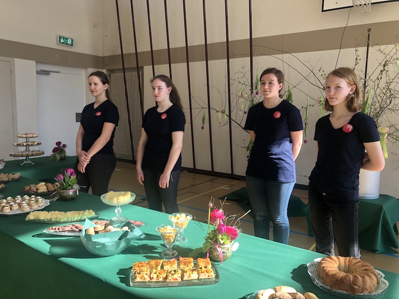 Schülerinnen und Schüler bereiteten den Apéro für die Gäste zu. (Bilder et)