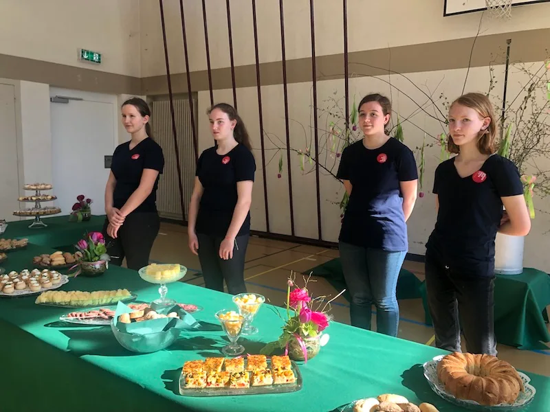 3d8ecc6705a7a8df6dc9ef2806e570557b078576 Schülerinnen und Schüler bereiteten den Apéro für die Gäste zu. (Bilder et)