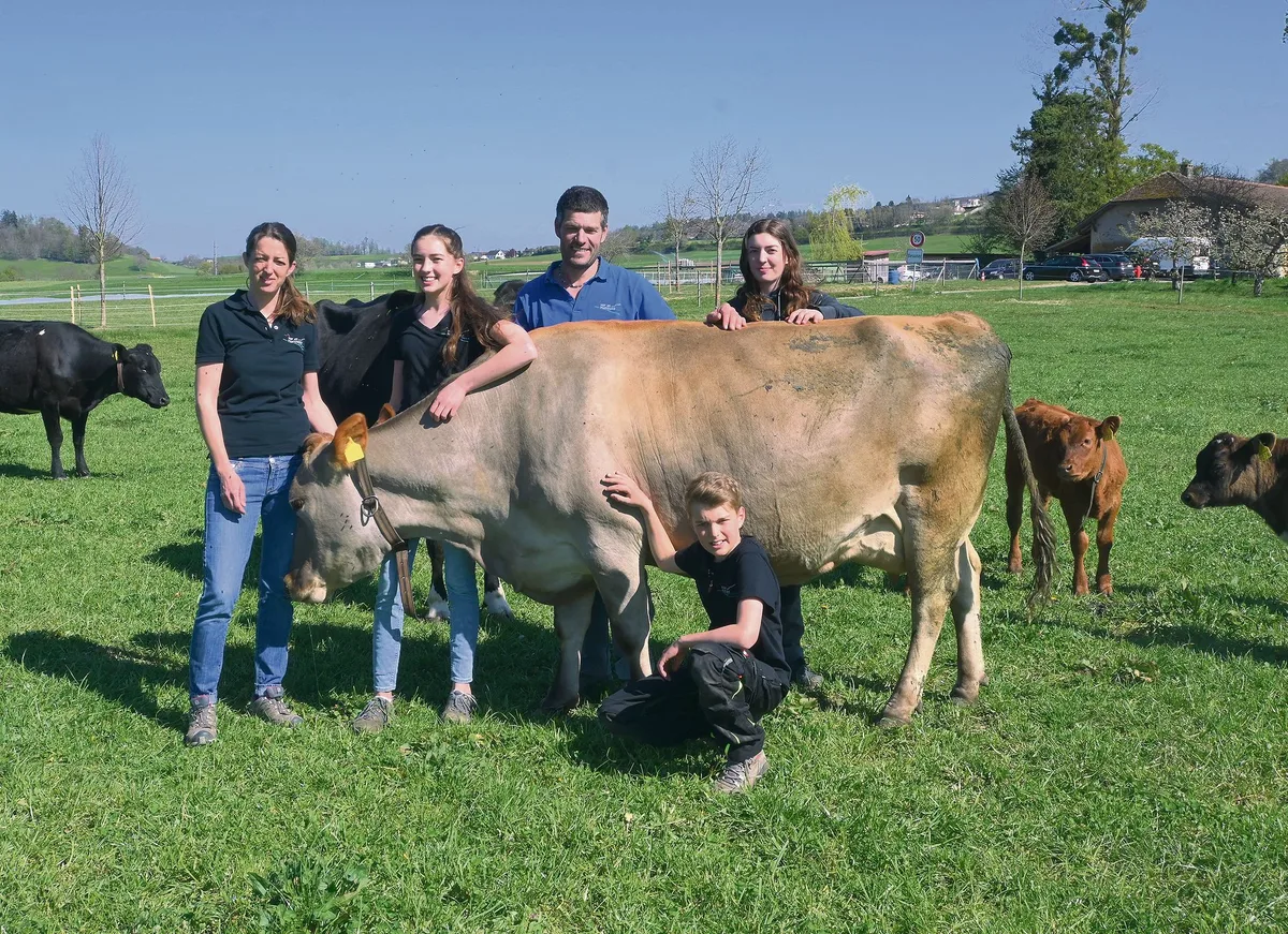 fe031f19afdd9d281670aef95331a6f3a2cd61a2 Bei Familie Krähenbühl sind alle Mitglieder begeistert von der Landwirtschaft. Auch die Kinder Lena, Lisa und Alex und wollen die landwirtschaftliche Lehre machen oder sind bereits daran. (Bilder Jasmine Baumann)