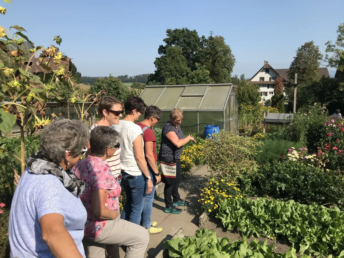 68a2d70be162b7548657a415a6d7fd38035aa8b4 An einem Herbstnachmittag vor einiger Zeit unterwegs im Bauerngarten von Ruth Müller (r.). Sie erklärt den Kursteilnehmerinnen die praktische Anwendung und die Wirkung von Homöopathie im Garten. (Bild fj)
