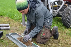 Dominik Zahner, Feldtechniker vom Kompetenzzentrum Boden, entnimmt ein Bodenprofil mit dem Kernbohrer.