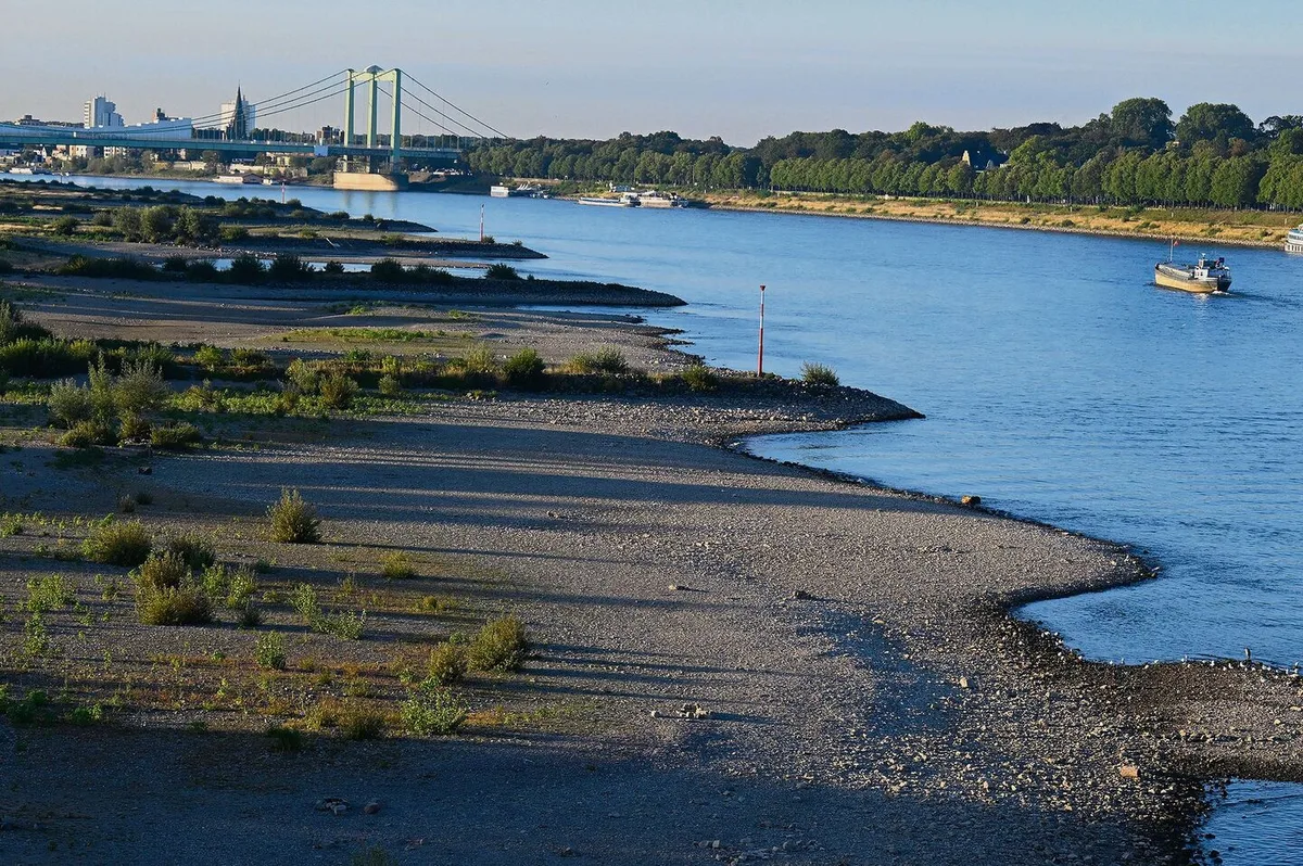 Eingeschränkte Kapazität: Der Rhein (hier bei Köln am vergangenen Samstag) ist aufgrund der tiefen Pegelstände nur mit 30 Prozent der üblichen Ladung befahrbar.