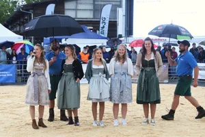 Die amtierende Braunviehkönigin Luzia Bieri und ihre potenziellen Nachfolgerinnen Eliane Haas, Sandra Zehnder, Romana Birchler und Chiara Seiler (v.l.) wurden am Stierenmarkt von motivierten Wärtern vor dem Regen geschützt.