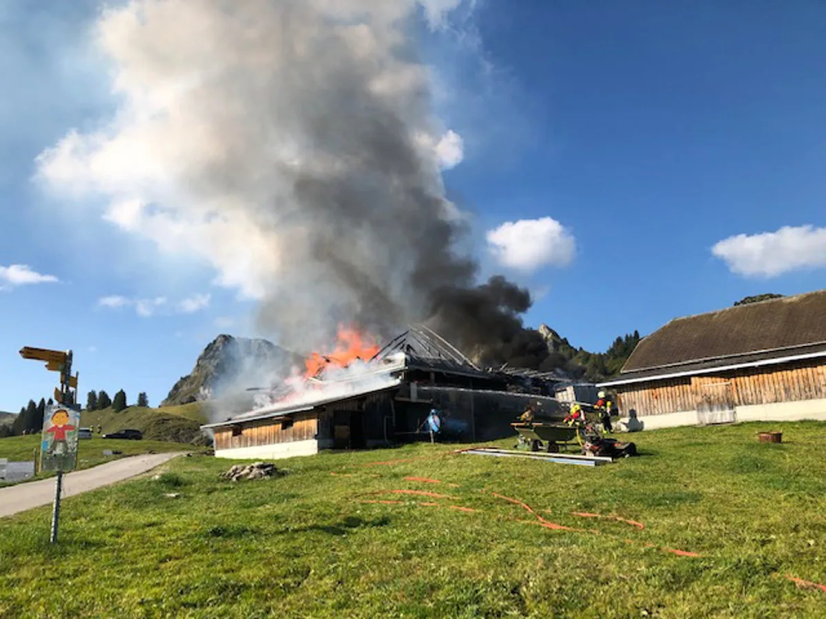 c09e15be03d7d096ff7bcbdaedd94d3746d49211 Beim Eintreffen der Feuerwehren stand das freistehende Gebäude bereits in Vollbrand. (Bild Kapo Bern)
