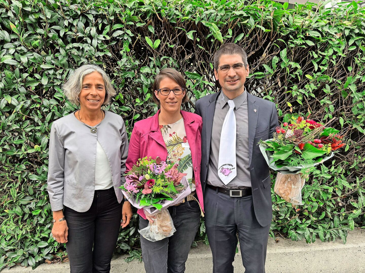 Blumen für die Dame und den Herrn: ODA-Sekretärin Petra Sieghart mit der neuen Präsidentin Carine Théraulaz und Vorgänger Löic Bardet.