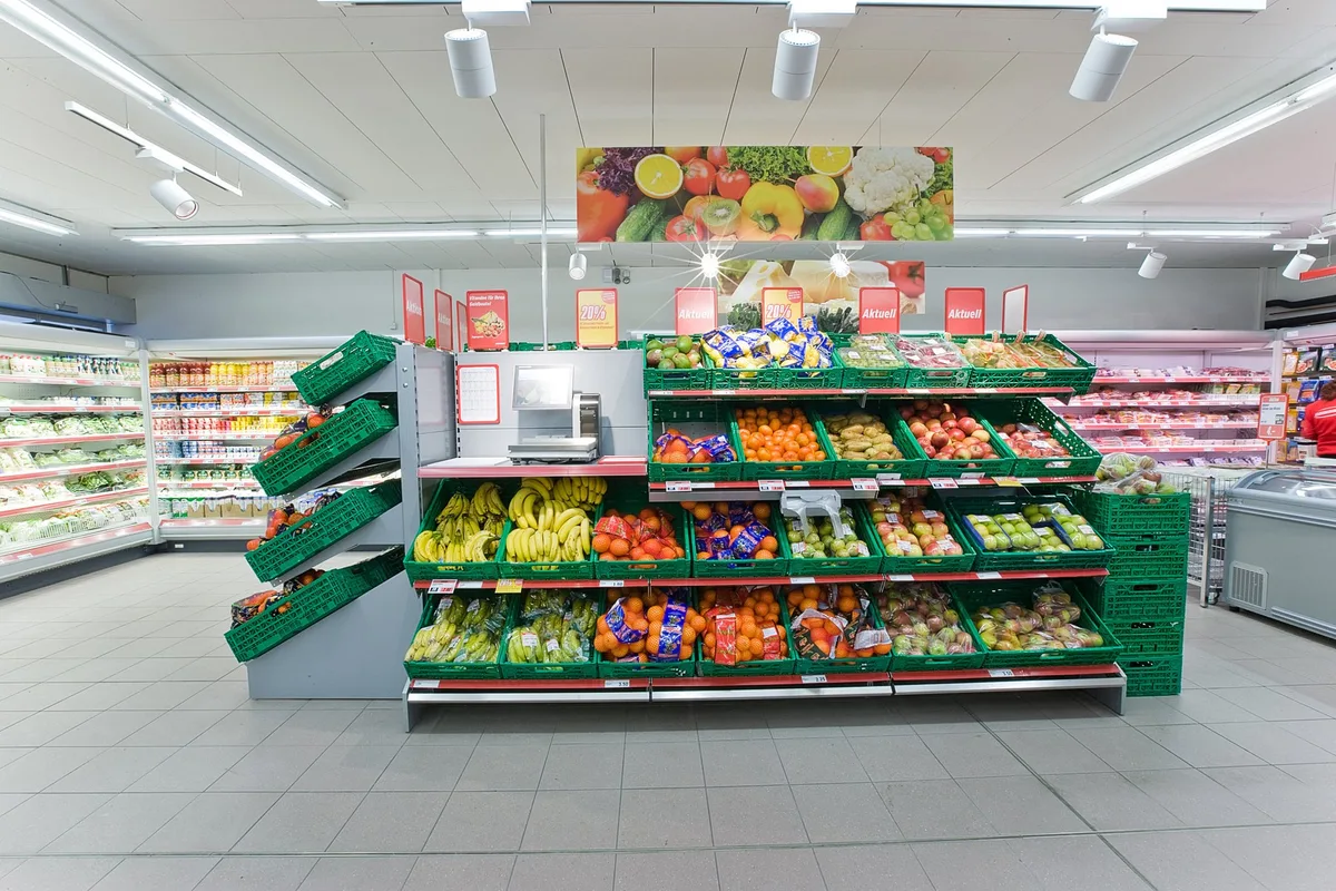 382924bba562bb52884639b3a8d75674bd19e347 Das breitere Angebot an frischen Produkten wie Obst und Gemüse habe die Kundenfrequenz um 3,8 Prozent gesteigert. (Bild Denner)