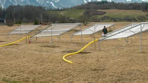 Sechs der insgesamt zwölf Wiesenflächen des Feldexperiments am Standort Thun wurden mit Plexiglas-Lamellen überdacht, um den Jahresniederschlag des trockensten Jahres der letzten hundert Jahre zu simulieren.