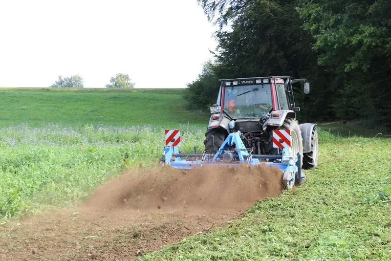 Mit der Flächenrotte kann die Pflanzenmasse in den Boden eingebracht werden. (Bild Agricultura Regenerato)