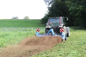 Mit der Flächenrotte kann die Pflanzenmasse in den Boden eingebracht werden.